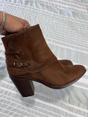 Baretraps Women’s Brown Suede Ankle Boot with Block Heel size 6